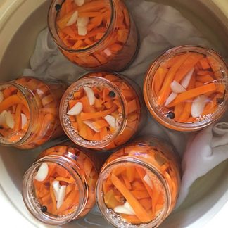 Морковь с чесноком и помидорами на зиму. 29 кипятим на пару