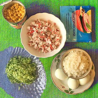 Салат с кальмарами и красной рыбой. 22 Салат крабовый с кукурузой. Пошаговый рецепт.
