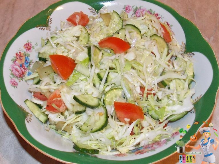 Салат из свежих огурцов, помидоров, капусты с добавлением