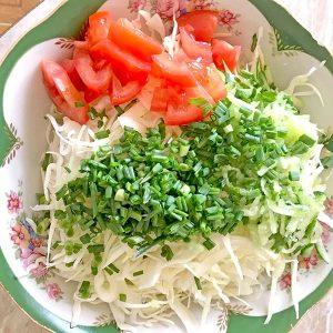 салат капуста зеленый лук помидор