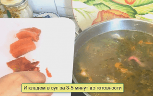 добавляем сырую горбушу в готовый суп