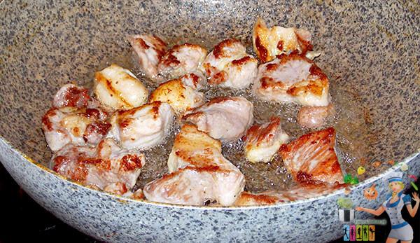 мясо обжариваем для узбекского плова