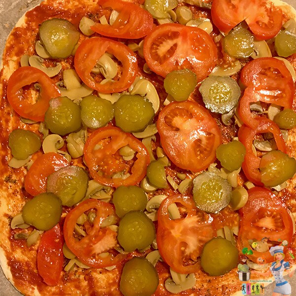 пицца с помидором соленым огурцом, грибами