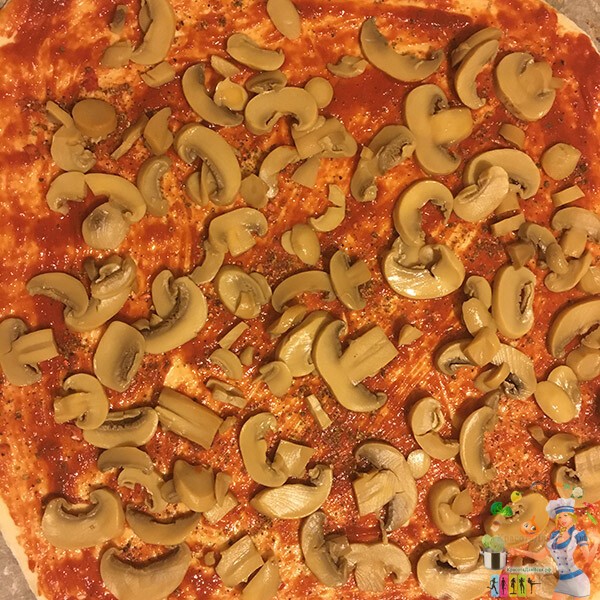 кладем грибы в пиццу